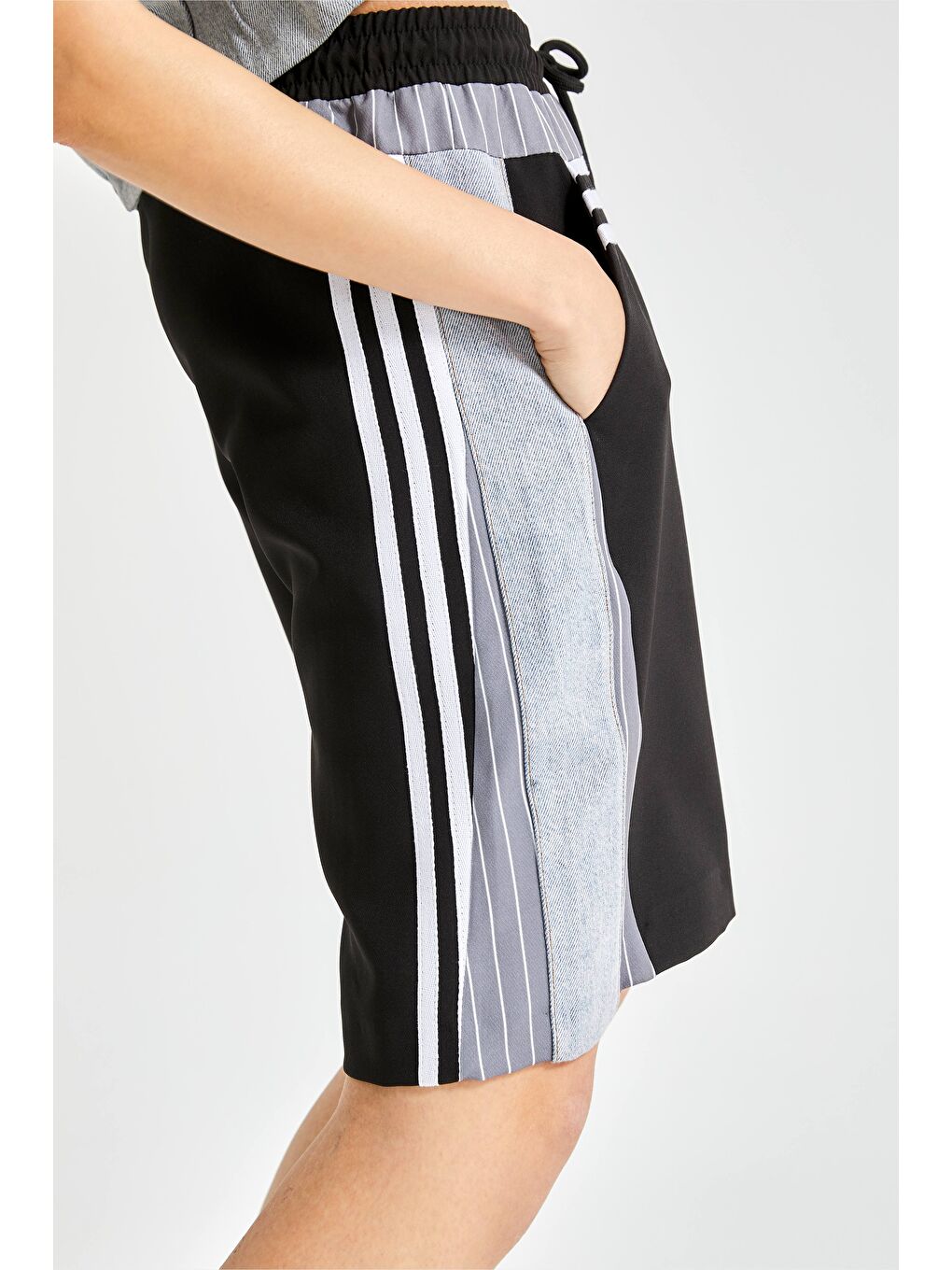 Kadın Gri Renk Denim Kumaş Parçalı Maksi Boy Şerit Detaylı Tasarım Şort