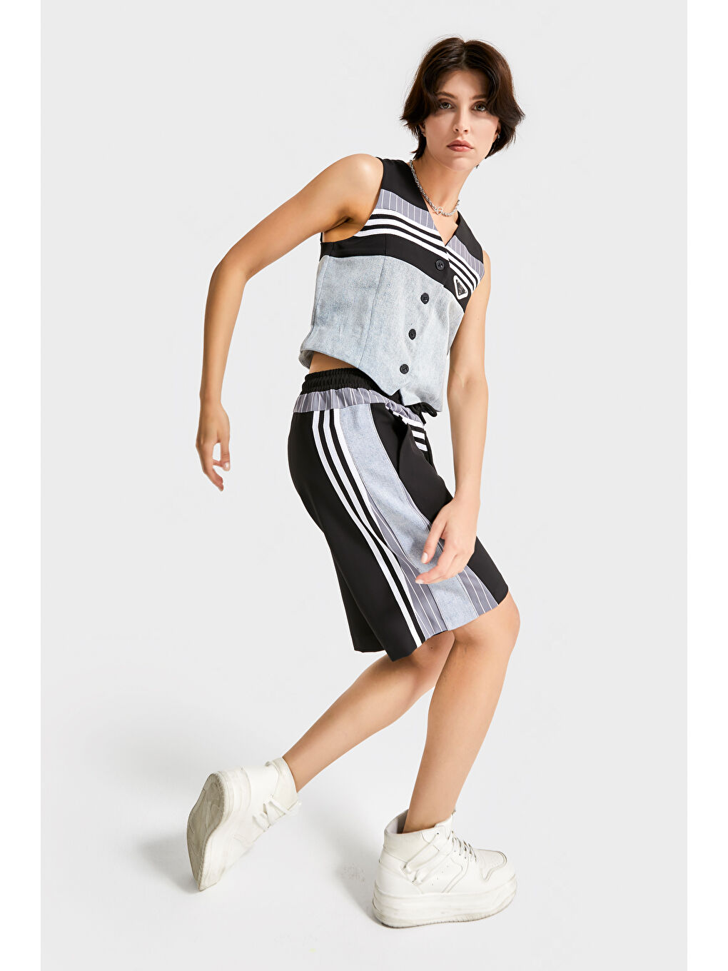 Kadın Gri Renk Denim Kumaş Parçalı Maksi Boy Şerit Detaylı Tasarım Şort-1