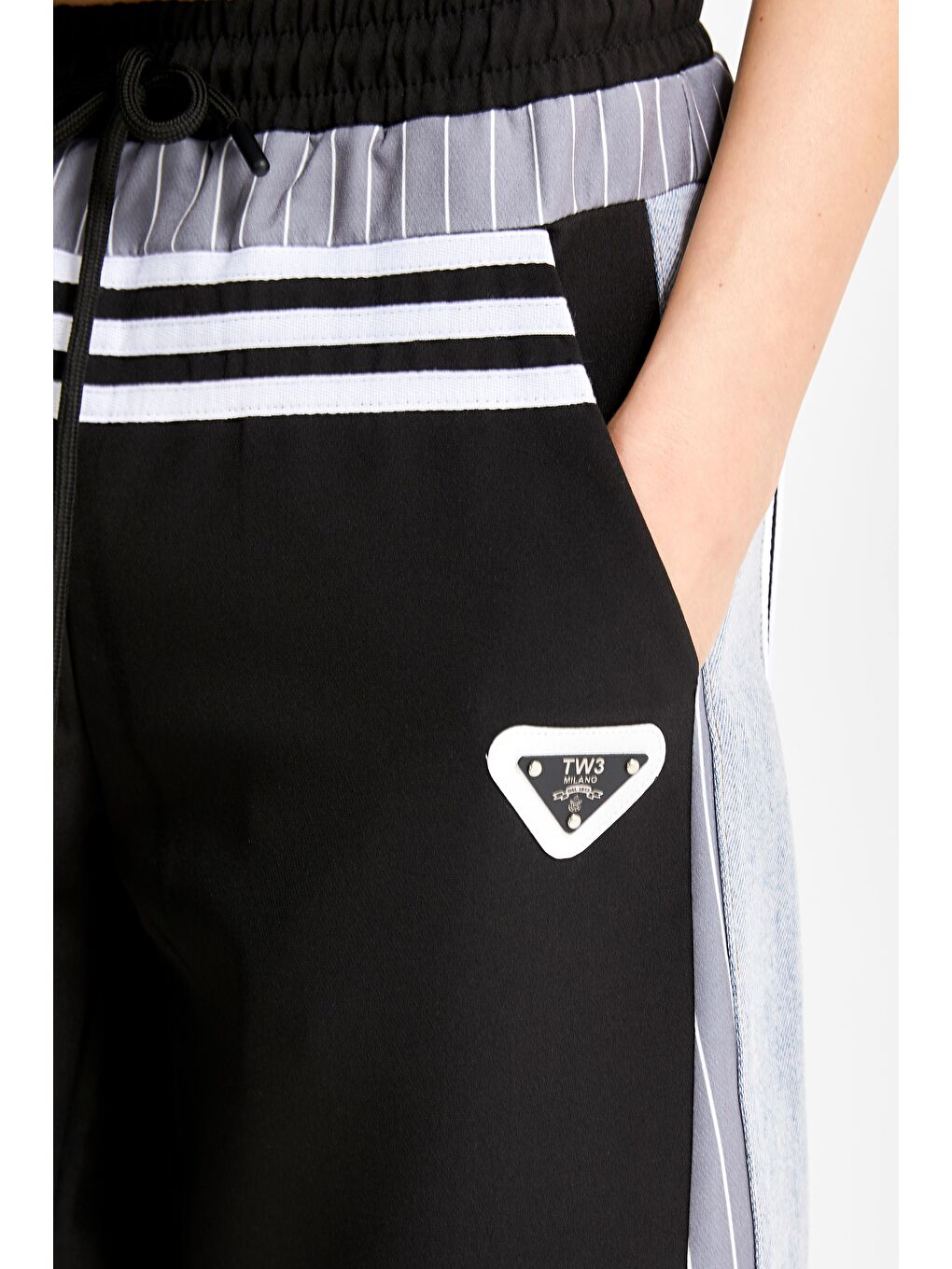 Kadın Gri Renk Denim Kumaş Parçalı Maksi Boy Şerit Detaylı Tasarım Şort-2