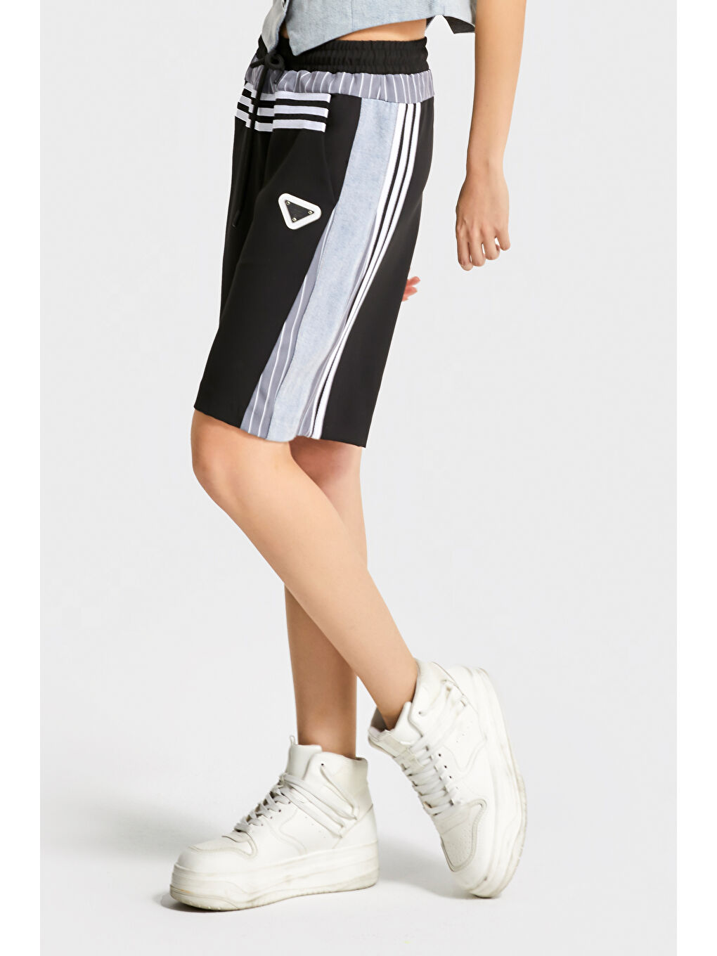 Kadın Gri Renk Denim Kumaş Parçalı Maksi Boy Şerit Detaylı Tasarım Şort-3