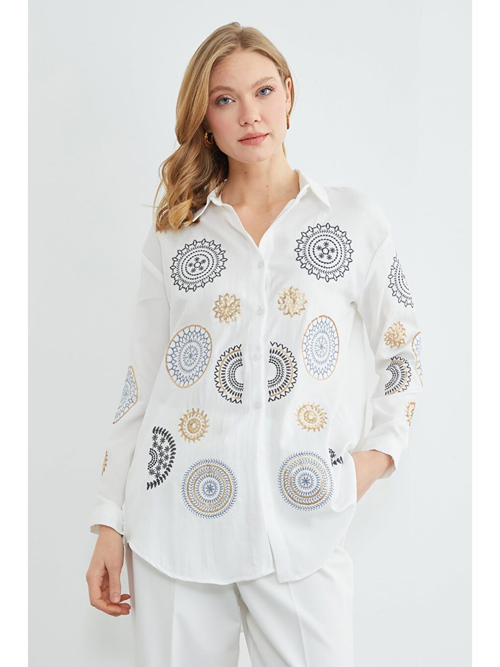 Beyaz Fullamodest Pullu Nakışlı Gömlek-1