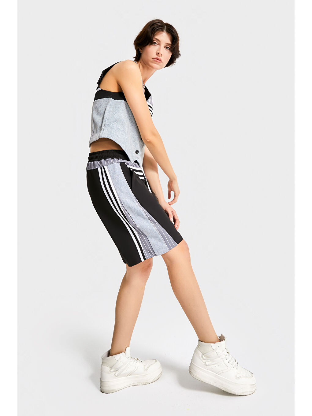 Kadın Gri Renk Denim Kumaş Parçalı Maksi Boy Şerit Detaylı Tasarım Şort-4