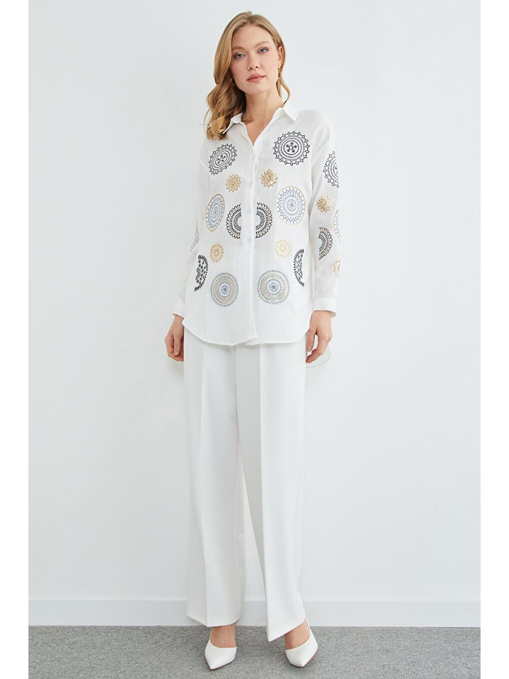 Beyaz Fullamodest Pullu Nakışlı Gömlek-2