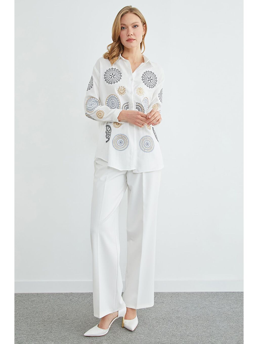 Beyaz Fullamodest Pullu Nakışlı Gömlek-3