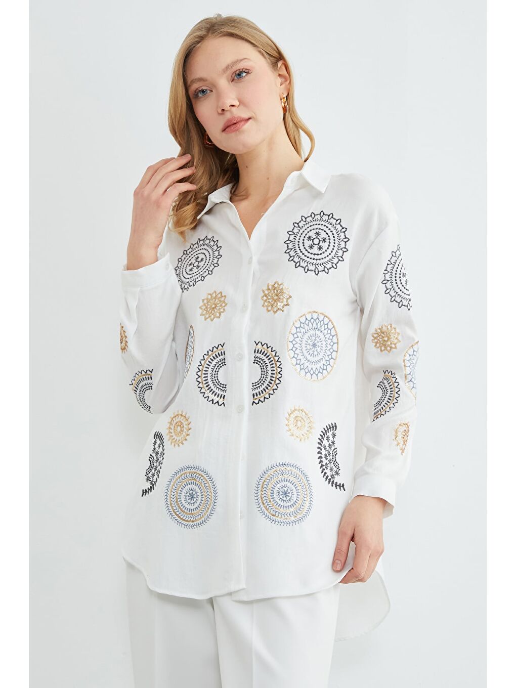 Beyaz Fullamodest Pullu Nakışlı Gömlek-4