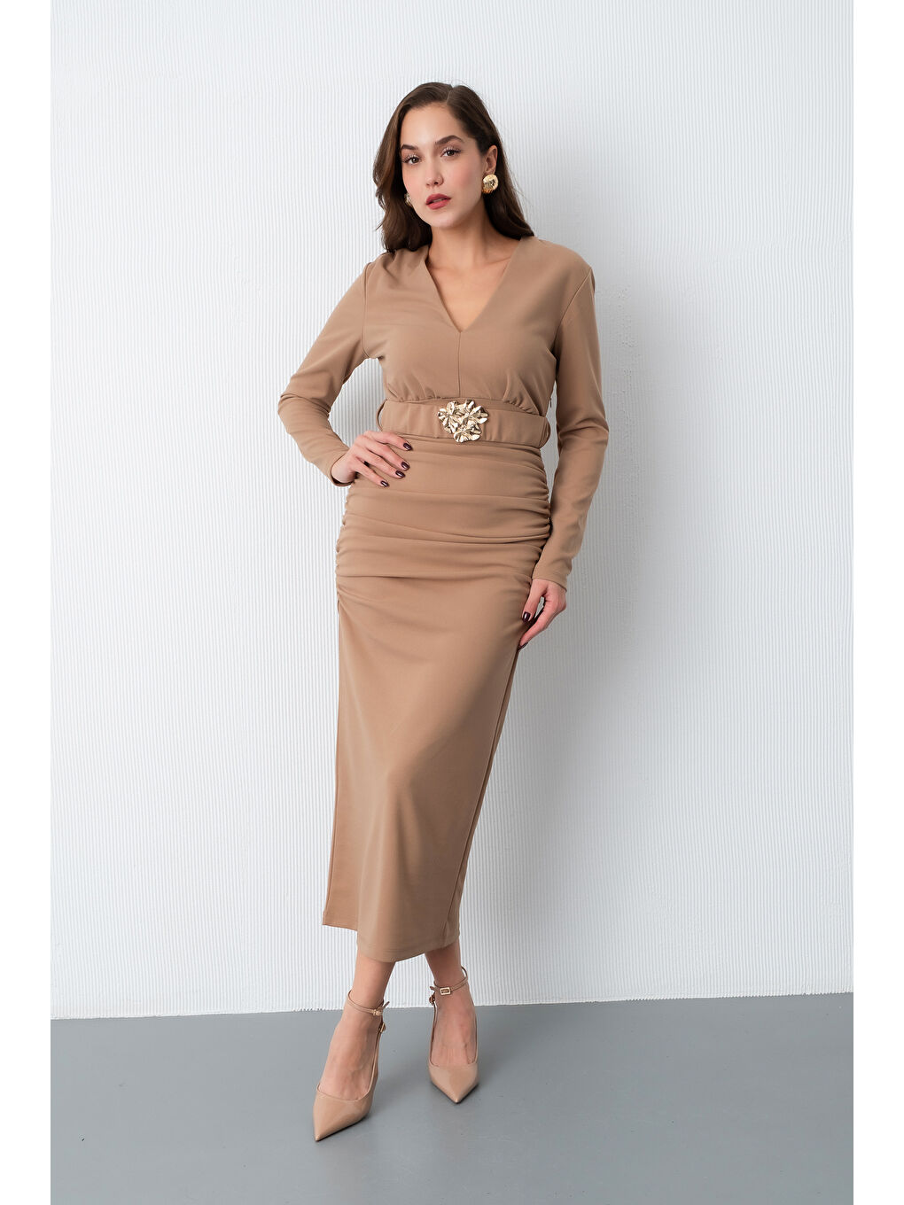 Kadın Bej Kemerli Büzgü Detay Uzun Elbise