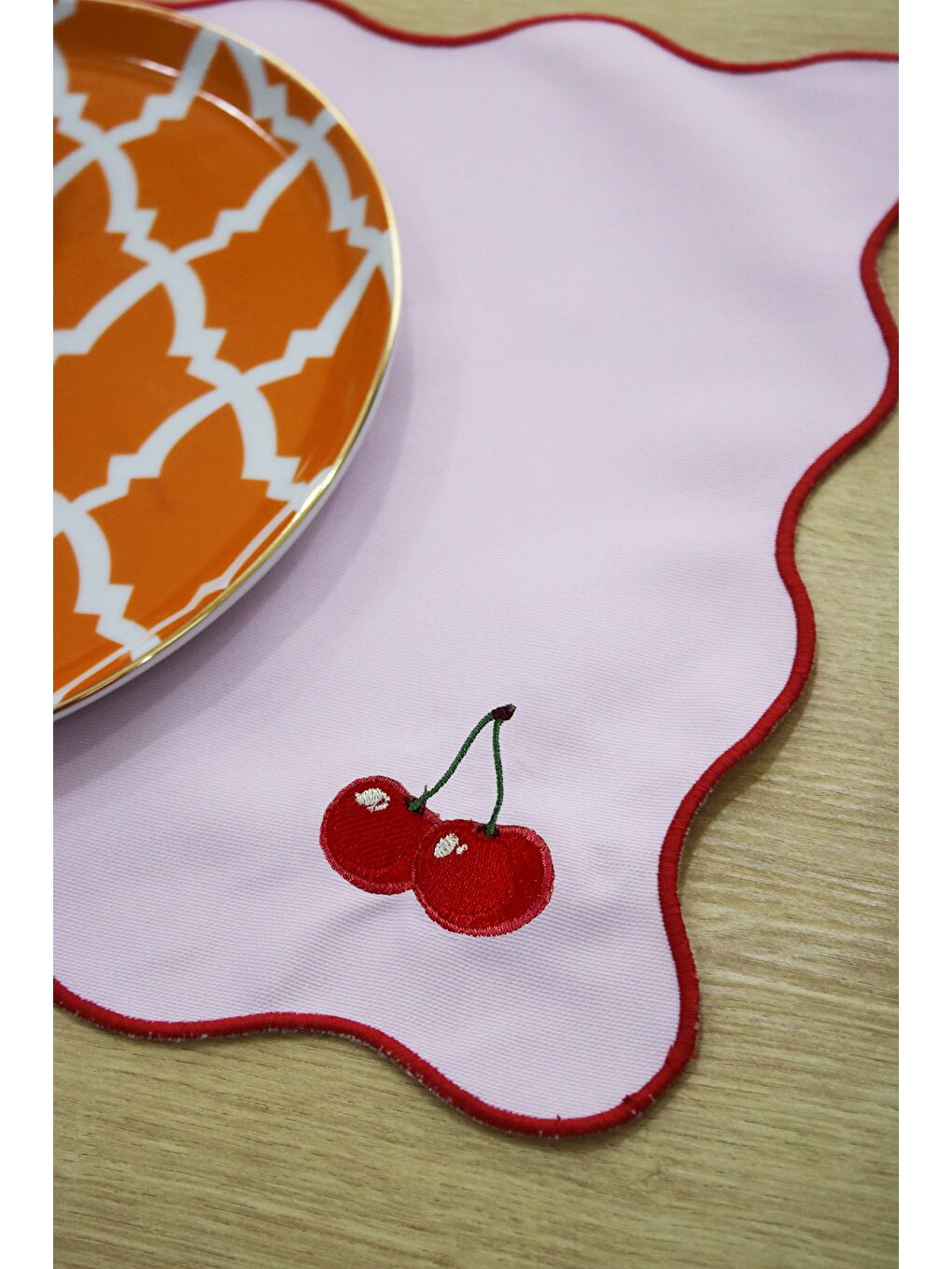 Kırmızı Juvi Vişne Nakış Detaylı Amerikan Servis 30x45 cm - Turuncu Tasarım-1