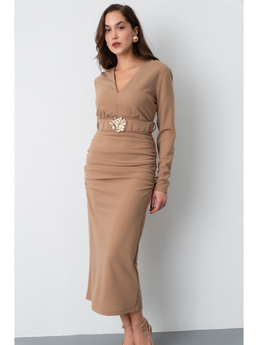Kadın Bej Kemerli Büzgü Detay Uzun Elbise-2