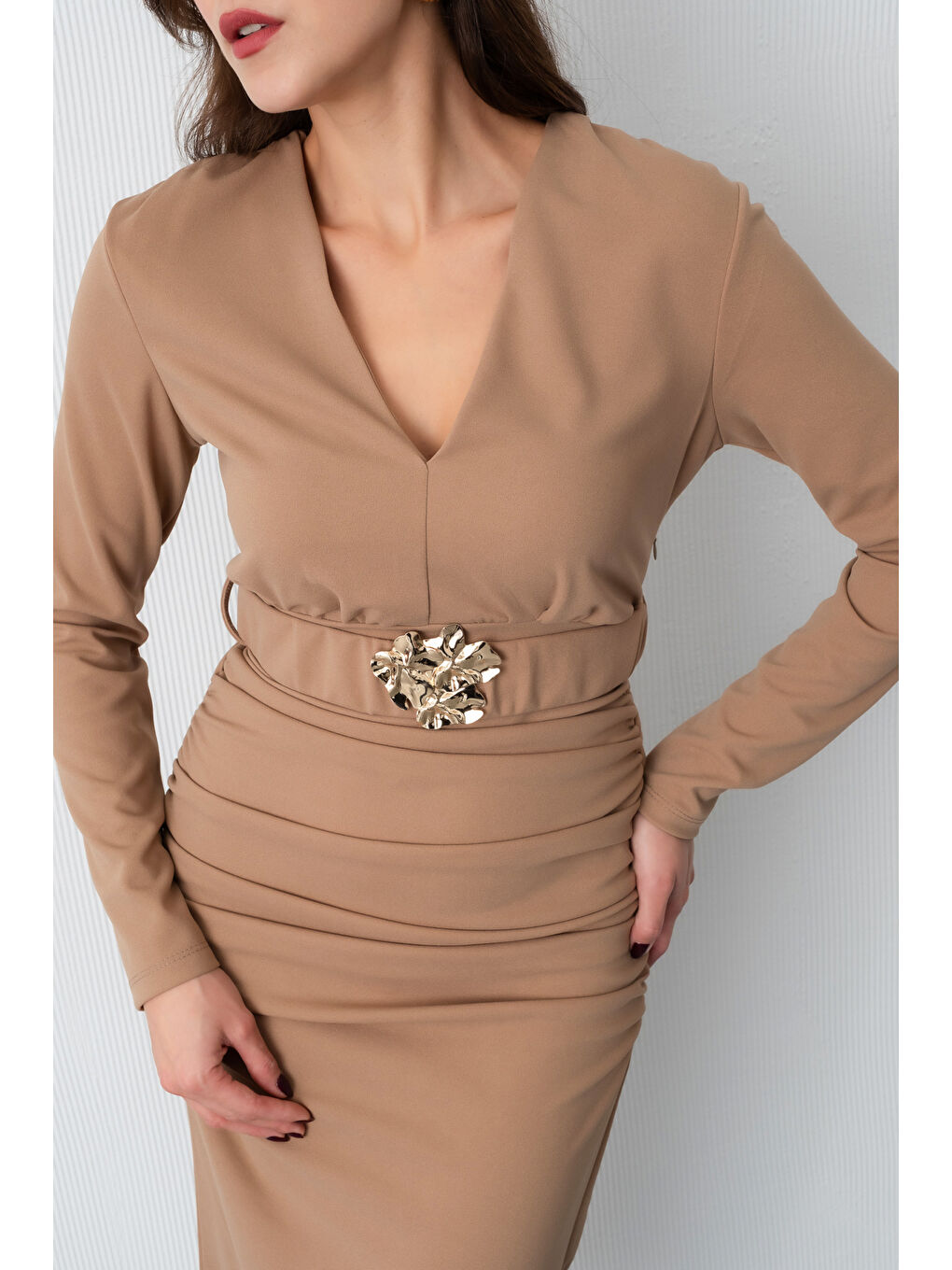 Kadın Bej Kemerli Büzgü Detay Uzun Elbise-4