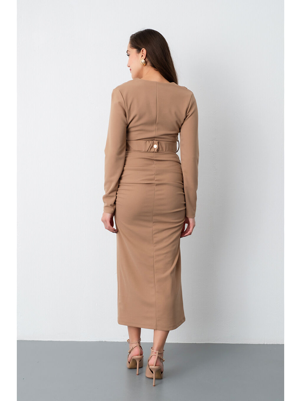 Kadın Bej Kemerli Büzgü Detay Uzun Elbise-5