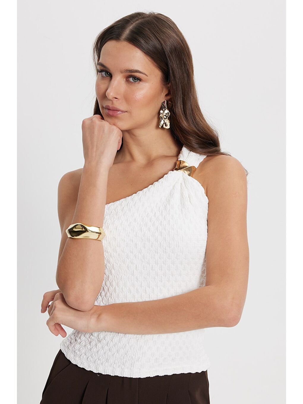 Kadın Slim Fit Dar Kesim Tek Omuz Tek Kol Doku Desenli Ekru Bluz-2