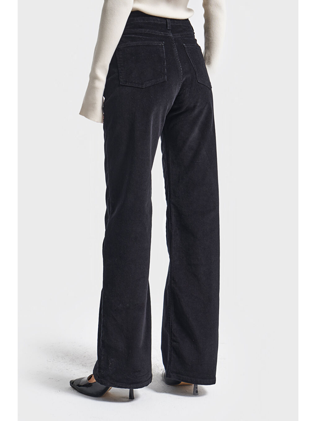 Kadın Siyah Renk 26w5-1 Straight Cropped Fit İnce Fitilli Velvet Kadife Kumaş Pantolon-3