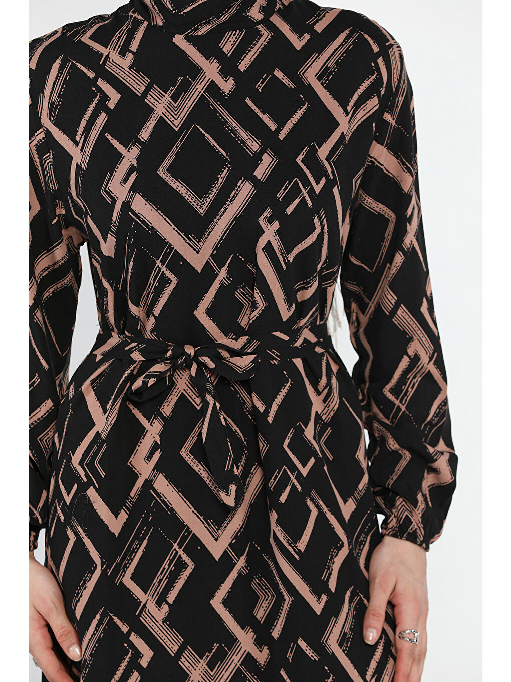 Siyah Desenli Bel Kuşaklı Tesettür Viskon Elbise-7