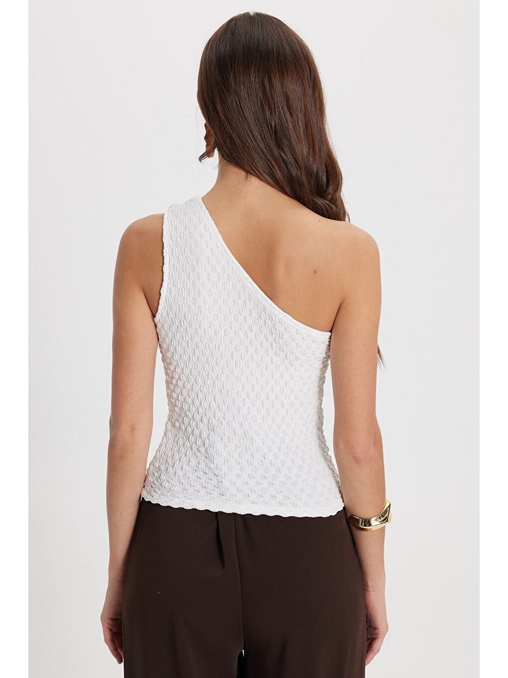Kadın Slim Fit Dar Kesim Tek Omuz Tek Kol Doku Desenli Ekru Bluz-6