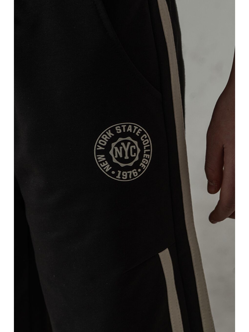 Siyah New York State College Baskılı Yanlar Biye Şeritli Erkek Çocuk Şort-4