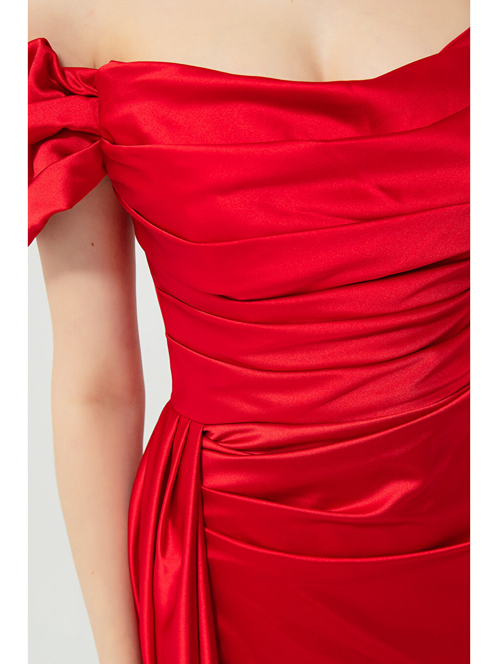 Kadın Kırmızı Kayık Yaka Kuyruklu Uzun Saten Abiye & Mezuniyet Elbisesi-1