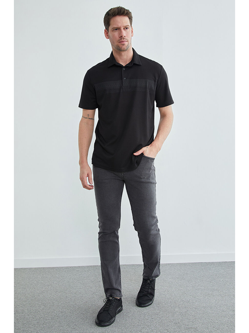 Siyah Desenli Düğmeli Polo Yaka Tişört-2