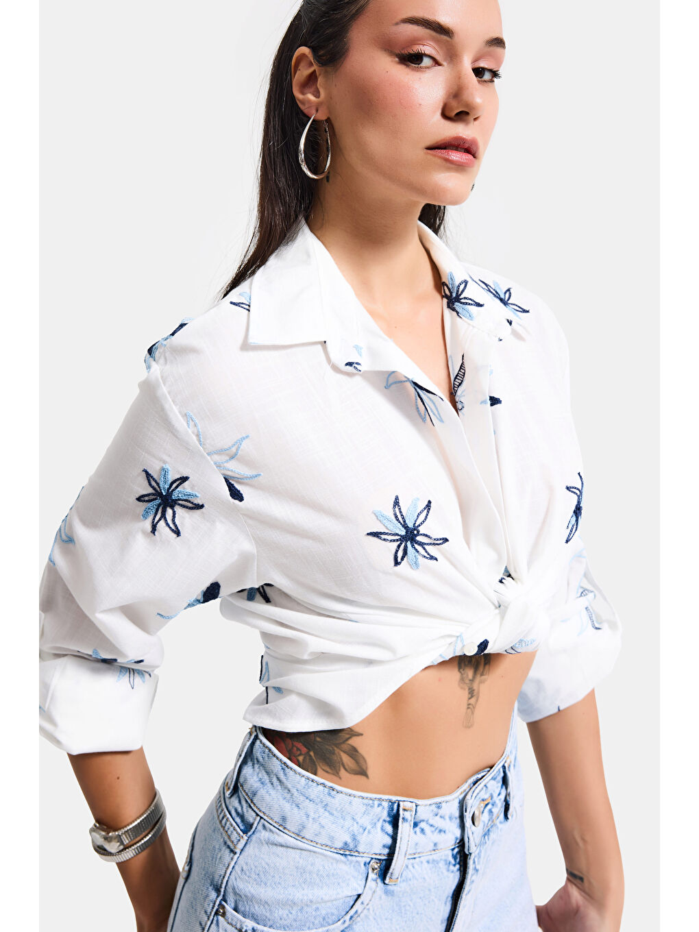 Kadın Beyaz Mavi s6-103 Oversize Nakışlı Gömlek-1