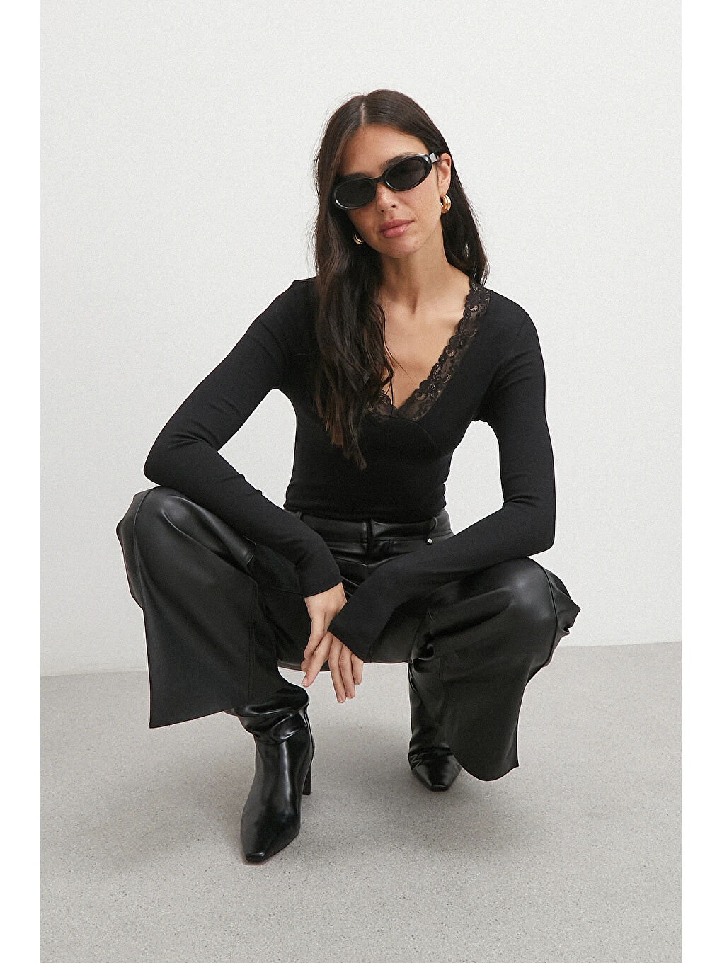 Yakası Dantelli Bluz Siyah