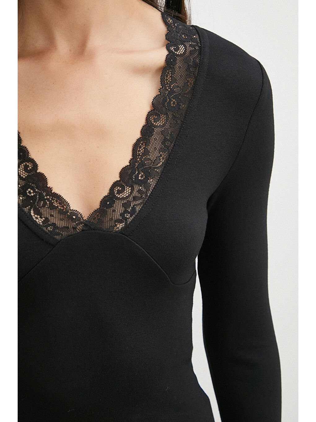 Yakası Dantelli Bluz Siyah-4