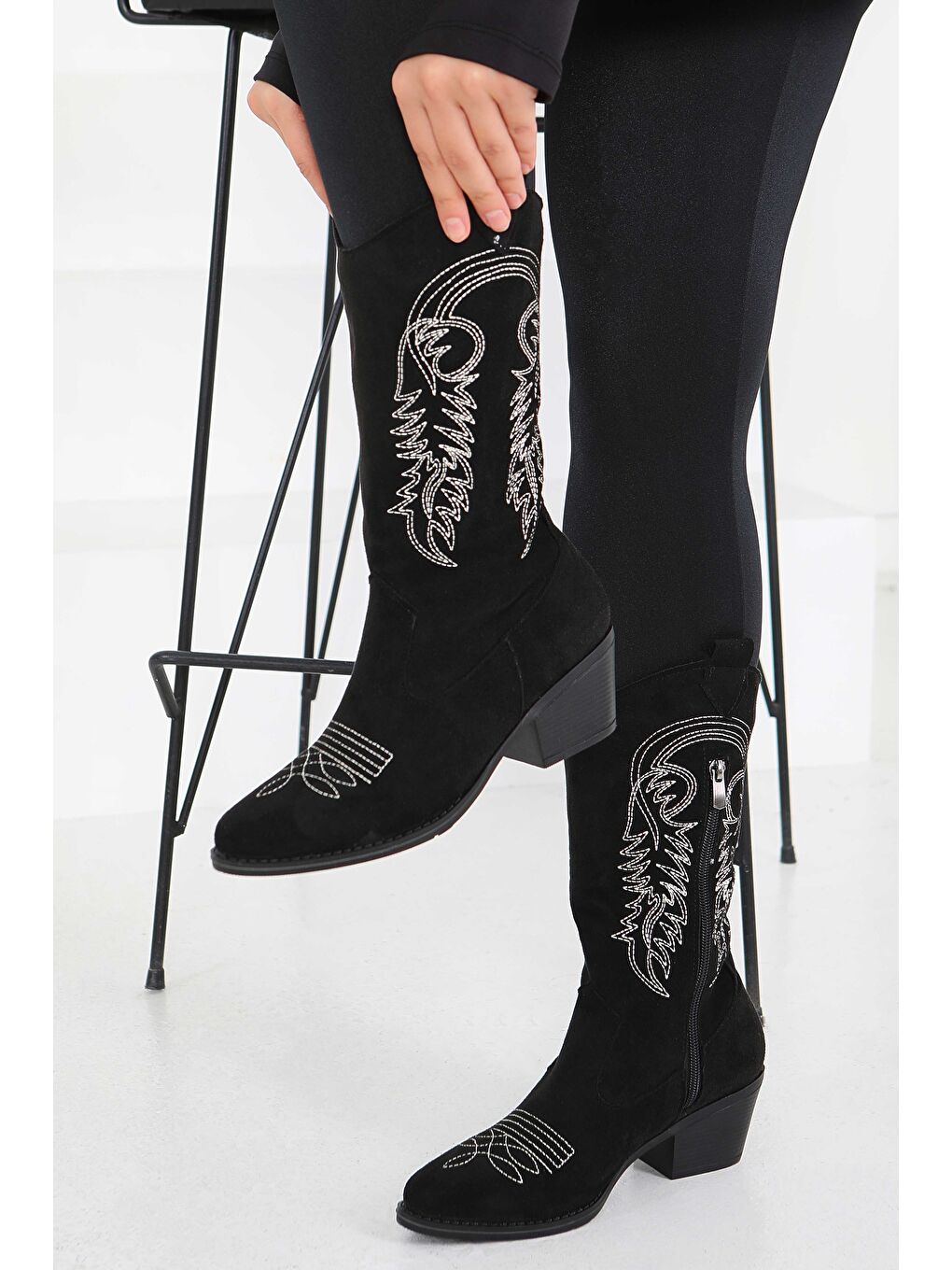 Kadın Siyah Nakışlı Kovboy Fermuarlı Süet Çizme - 27851-SIYAH-1