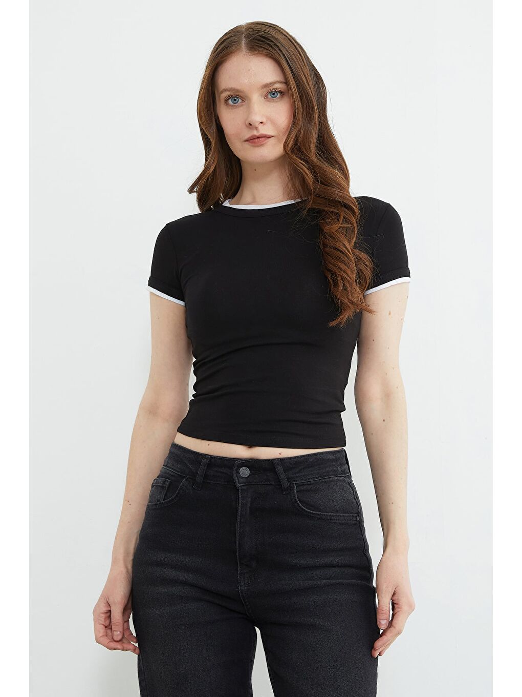 Siyah Basic Bisiklet Yaka Biyeli Crop Tişört