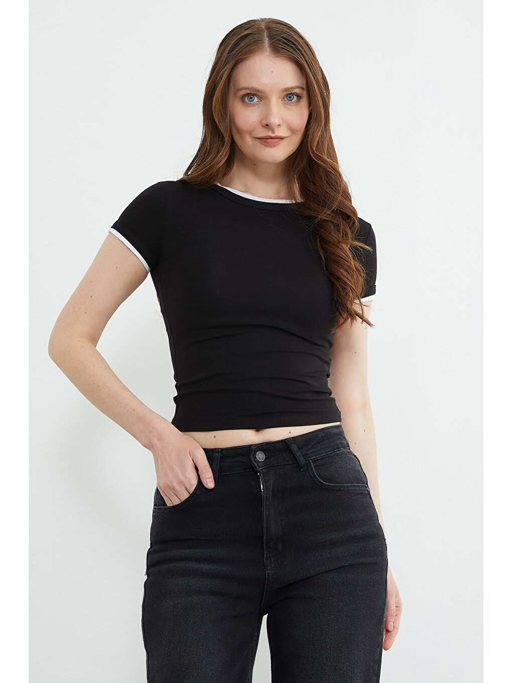 Siyah Basic Bisiklet Yaka Biyeli Crop Tişört-1