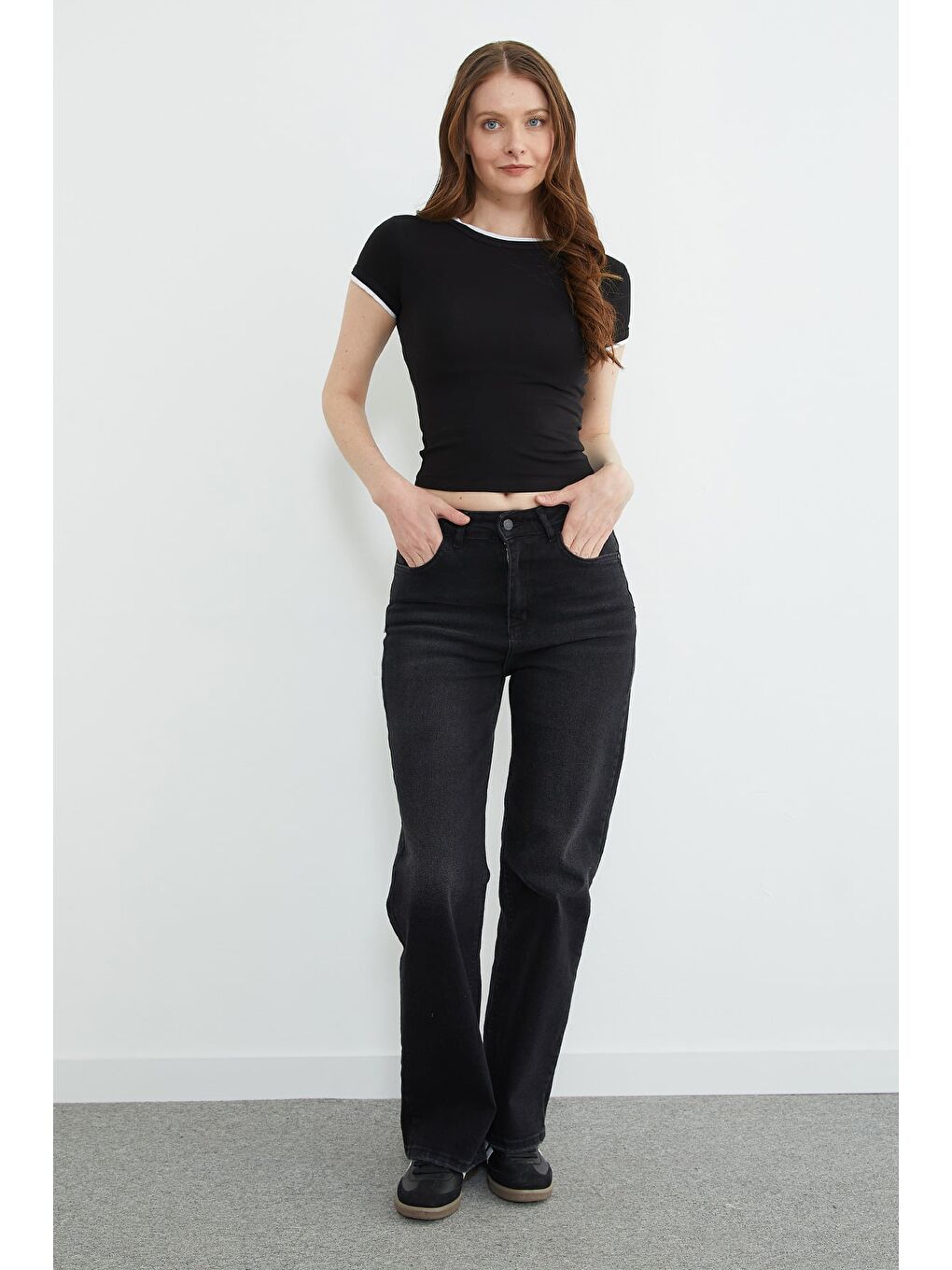 Siyah Basic Bisiklet Yaka Biyeli Crop Tişört-2