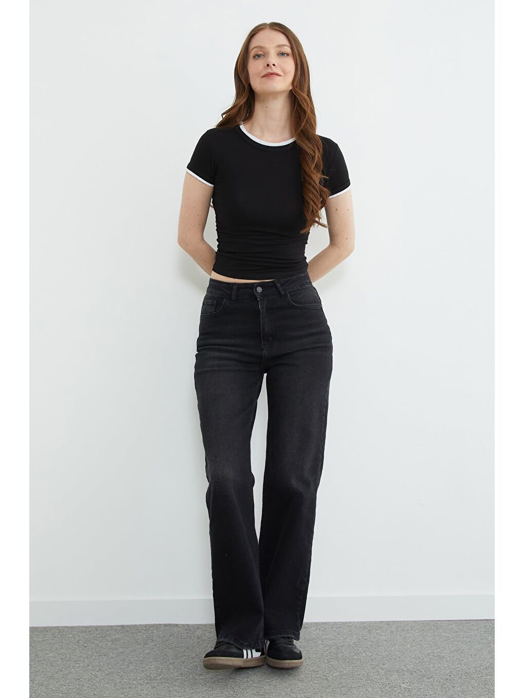 Siyah Basic Bisiklet Yaka Biyeli Crop Tişört-3