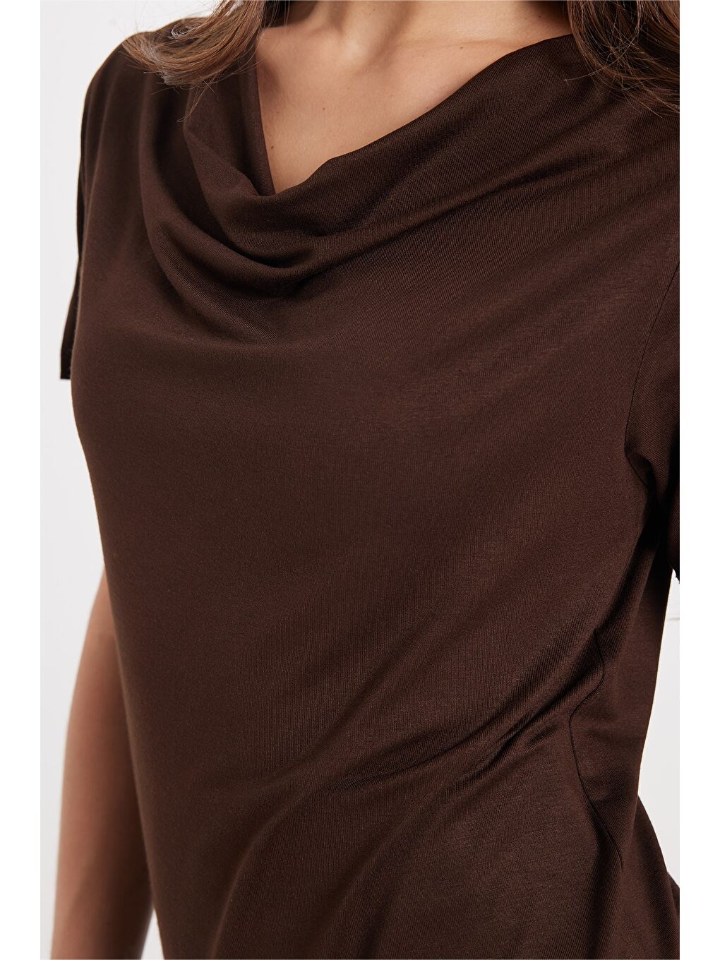 Kadın Oversize Rahat Kesim Asimetrik Yaka Kısa Kol Kahverengi Viskon Bluz-4