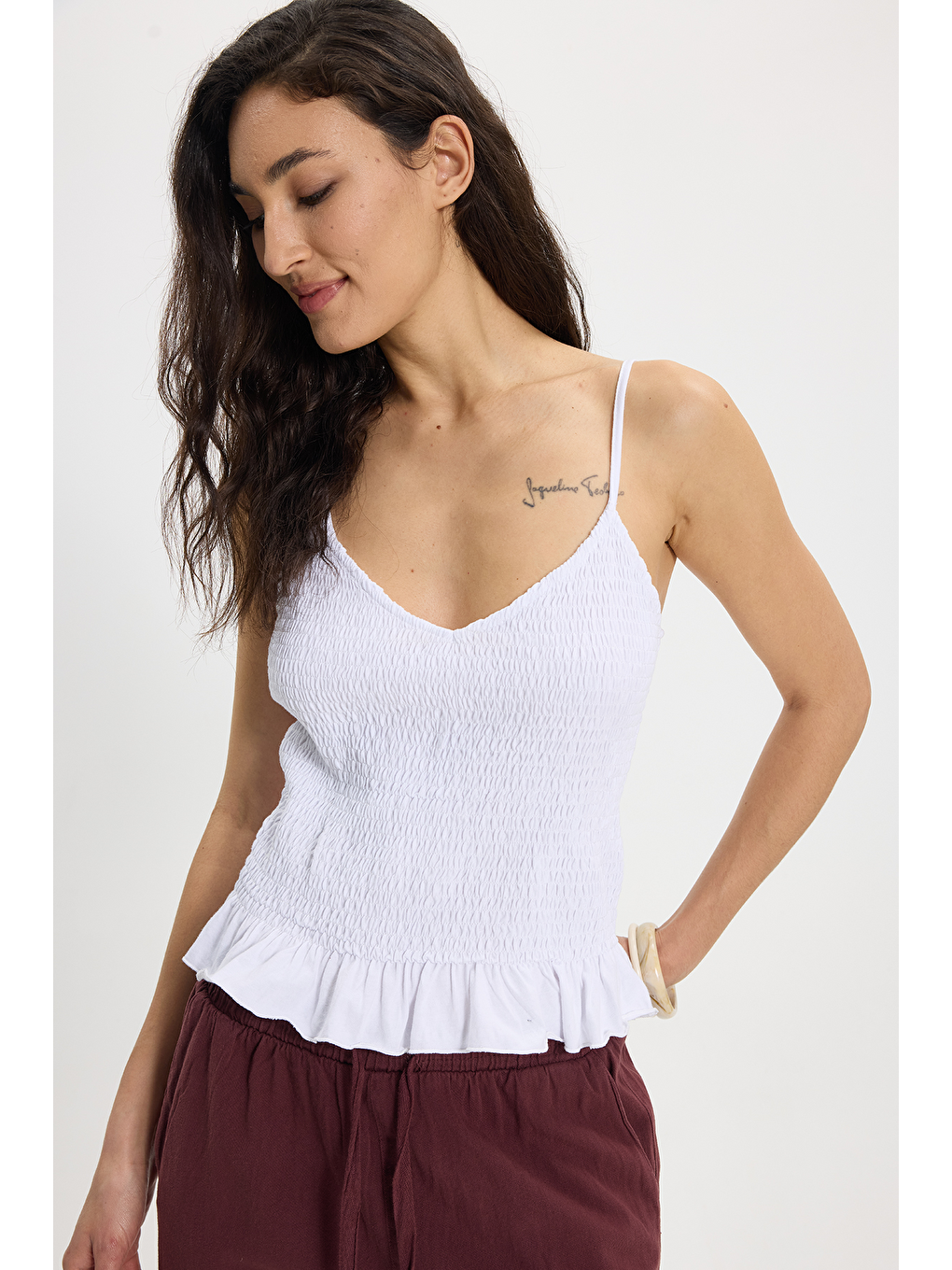 Kadın Slim Fit Dar Kesim %100 Pamuk Askılı  Büzgülü V Yaka Beyaz Bluz