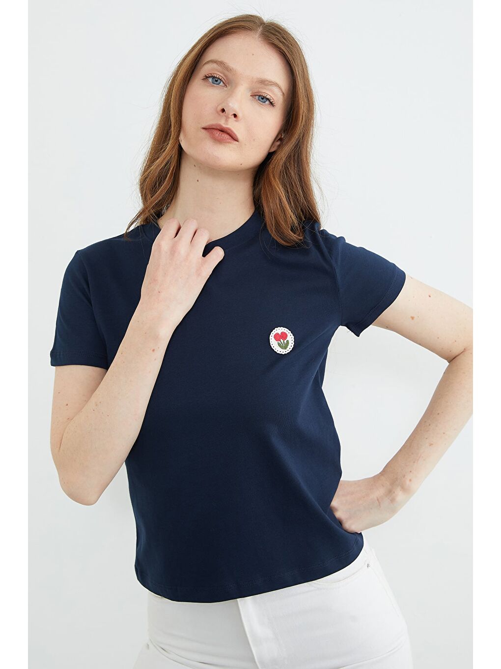 Lacivert Çiçek Nakışlı Bisiklet Yaka Tişört-1