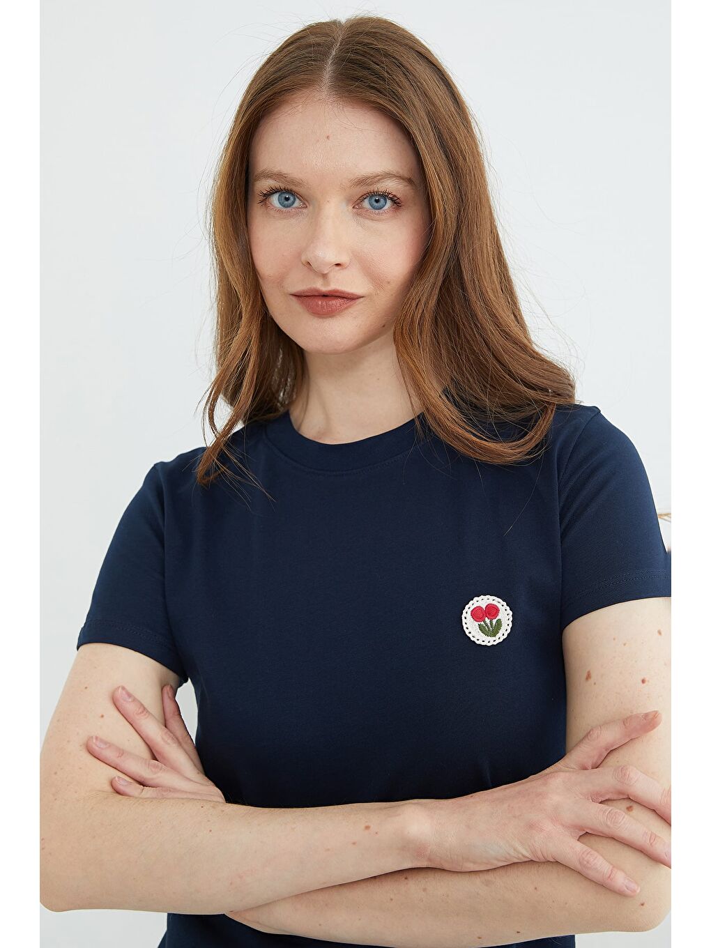 Lacivert Çiçek Nakışlı Bisiklet Yaka Tişört-2