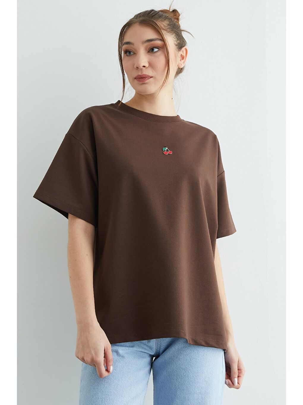 Kahverengi Kiraz Aksesuarlı Bisiklet Yaka Oversize Tişört