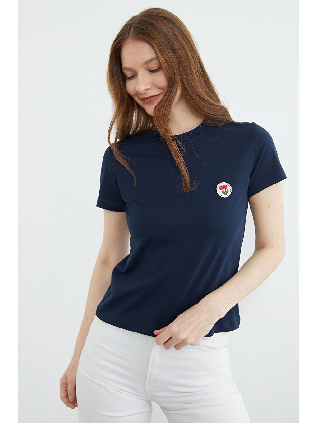 Lacivert Çiçek Nakışlı Bisiklet Yaka Tişört-3