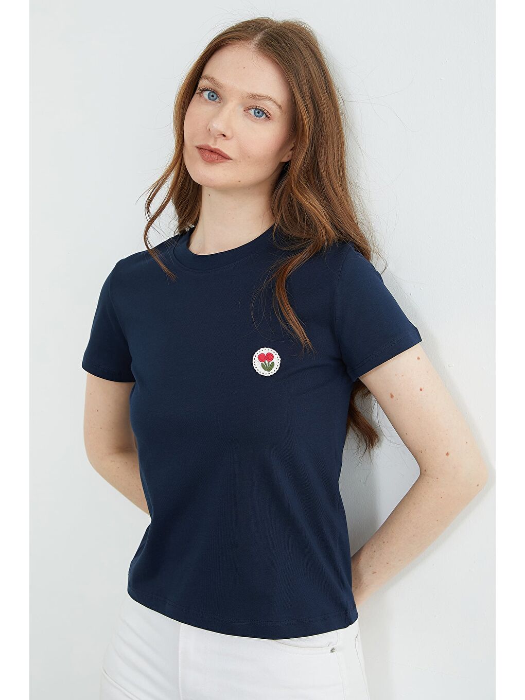 Lacivert Çiçek Nakışlı Bisiklet Yaka Tişört-4