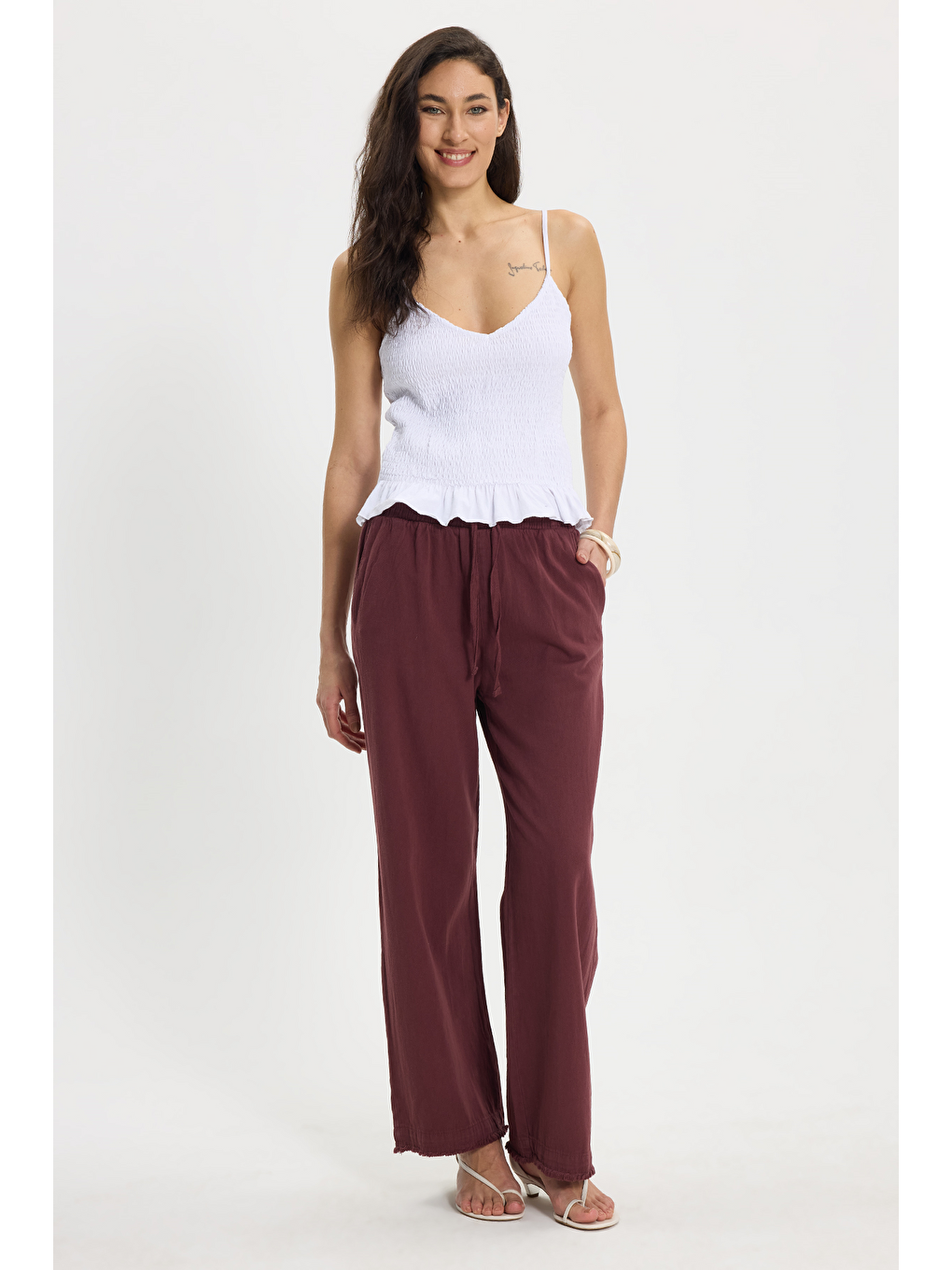Kadın Slim Fit Dar Kesim %100 Pamuk Askılı  Büzgülü V Yaka Beyaz Bluz-1