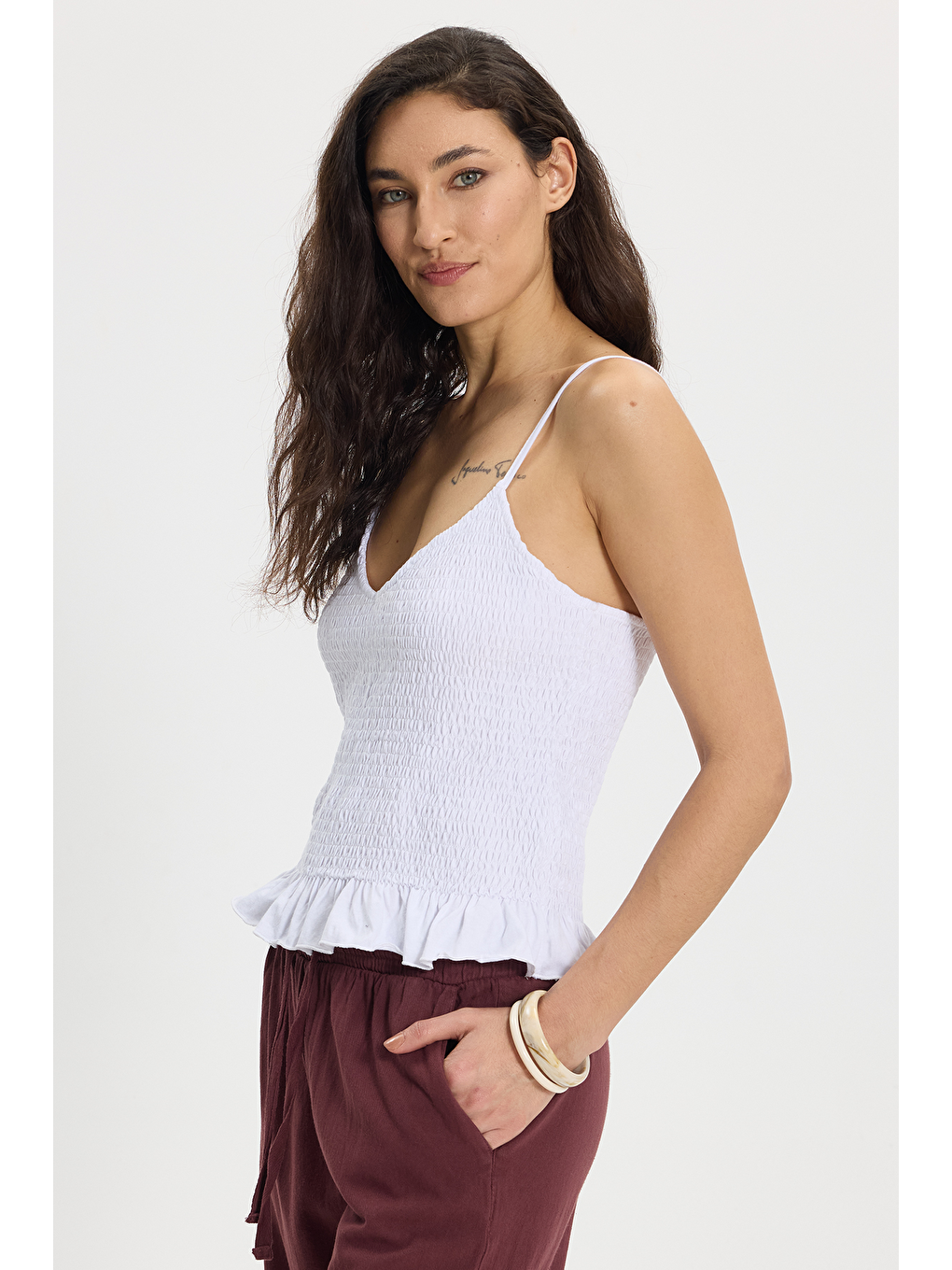 Kadın Slim Fit Dar Kesim %100 Pamuk Askılı  Büzgülü V Yaka Beyaz Bluz-2