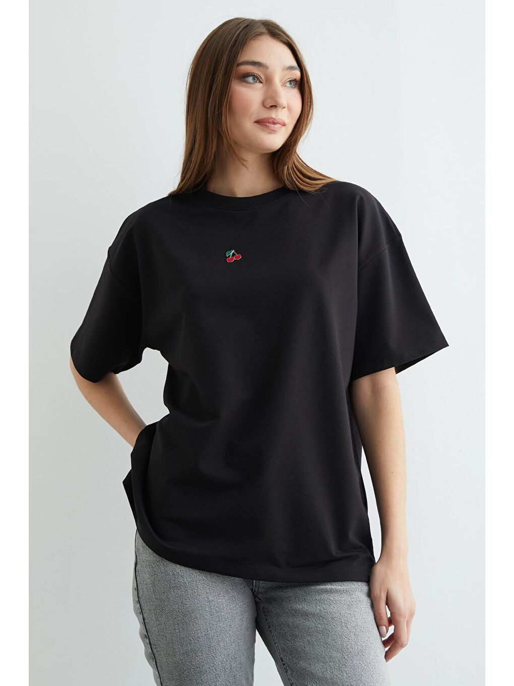 Siyah Kiraz Aksesuarlı Bisiklet Yaka Oversize Tişört-1