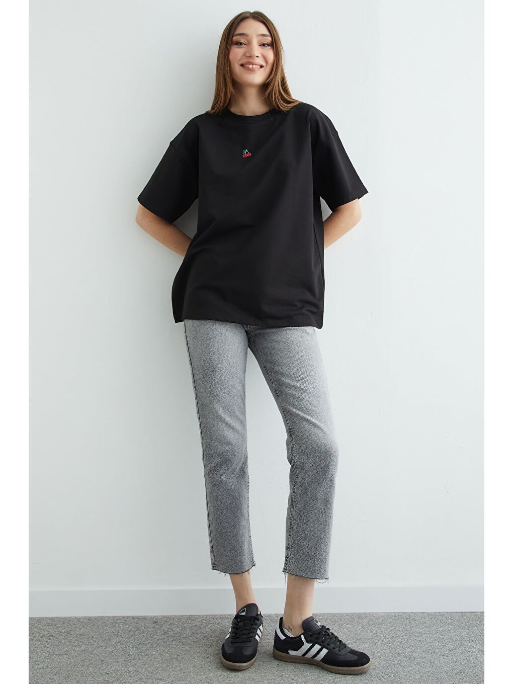 Siyah Kiraz Aksesuarlı Bisiklet Yaka Oversize Tişört-2