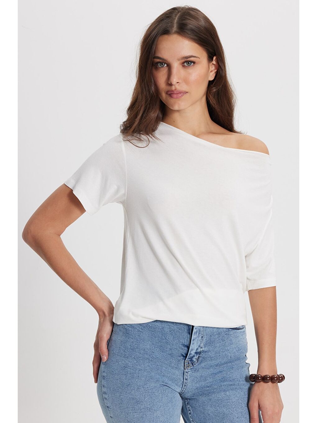 Kadın Oversize Rahat Kesim Asimetrik Yaka Kısa Kol Ekru Viskon Bluz