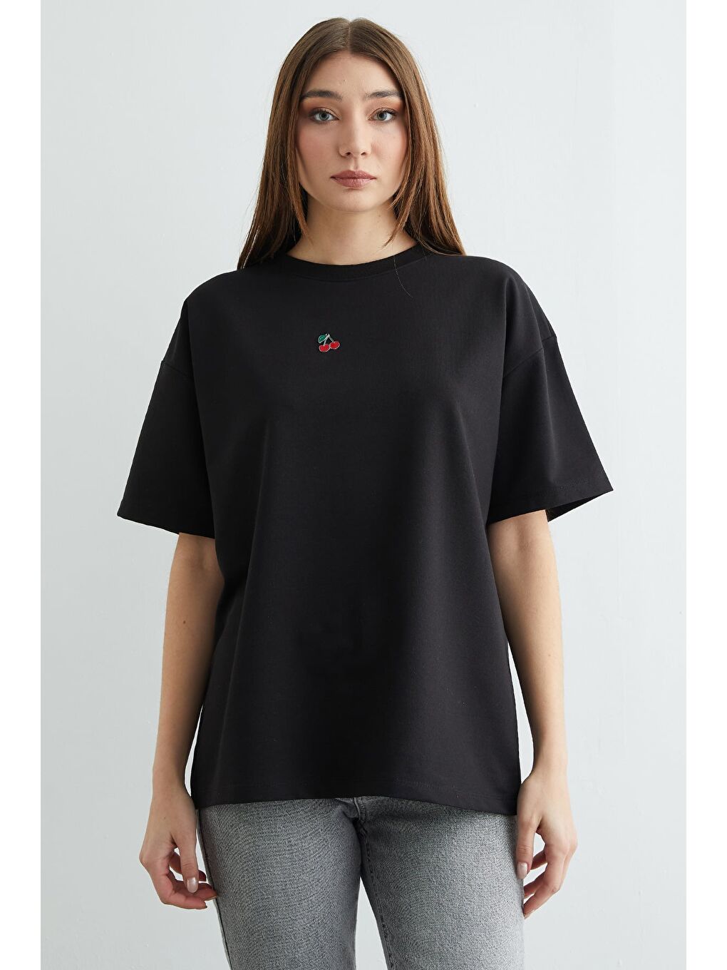 Siyah Kiraz Aksesuarlı Bisiklet Yaka Oversize Tişört-3