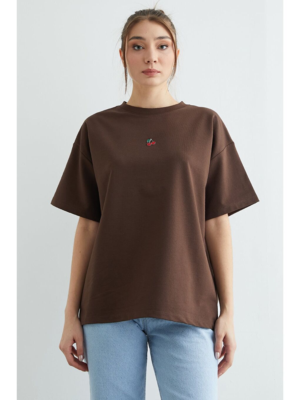 Kahverengi Kiraz Aksesuarlı Bisiklet Yaka Oversize Tişört-2