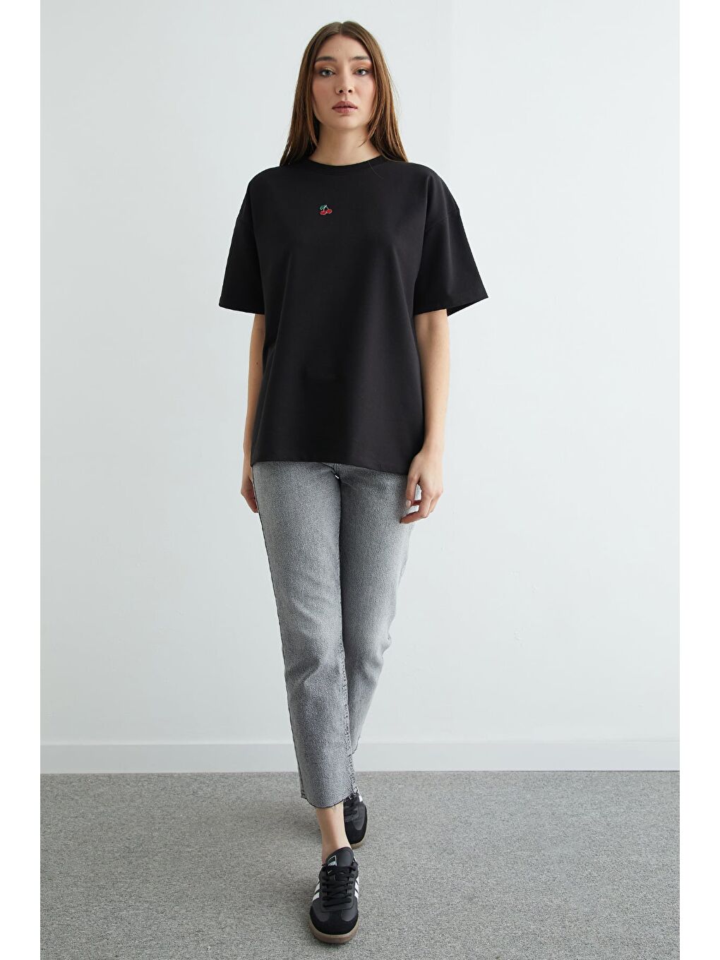 Siyah Kiraz Aksesuarlı Bisiklet Yaka Oversize Tişört-4