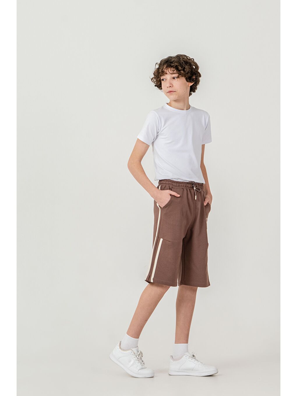 Kahverengi New York State College Baskılı Yanlar Biye Şeritli Erkek Çocuk Şort-1