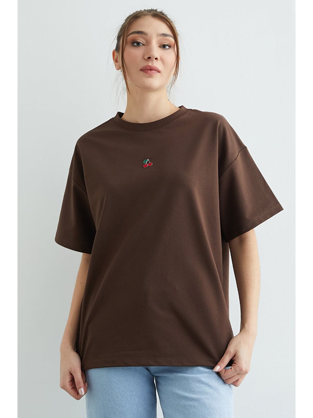 Kahverengi Kiraz Aksesuarlı Bisiklet Yaka Oversize Tişört-4