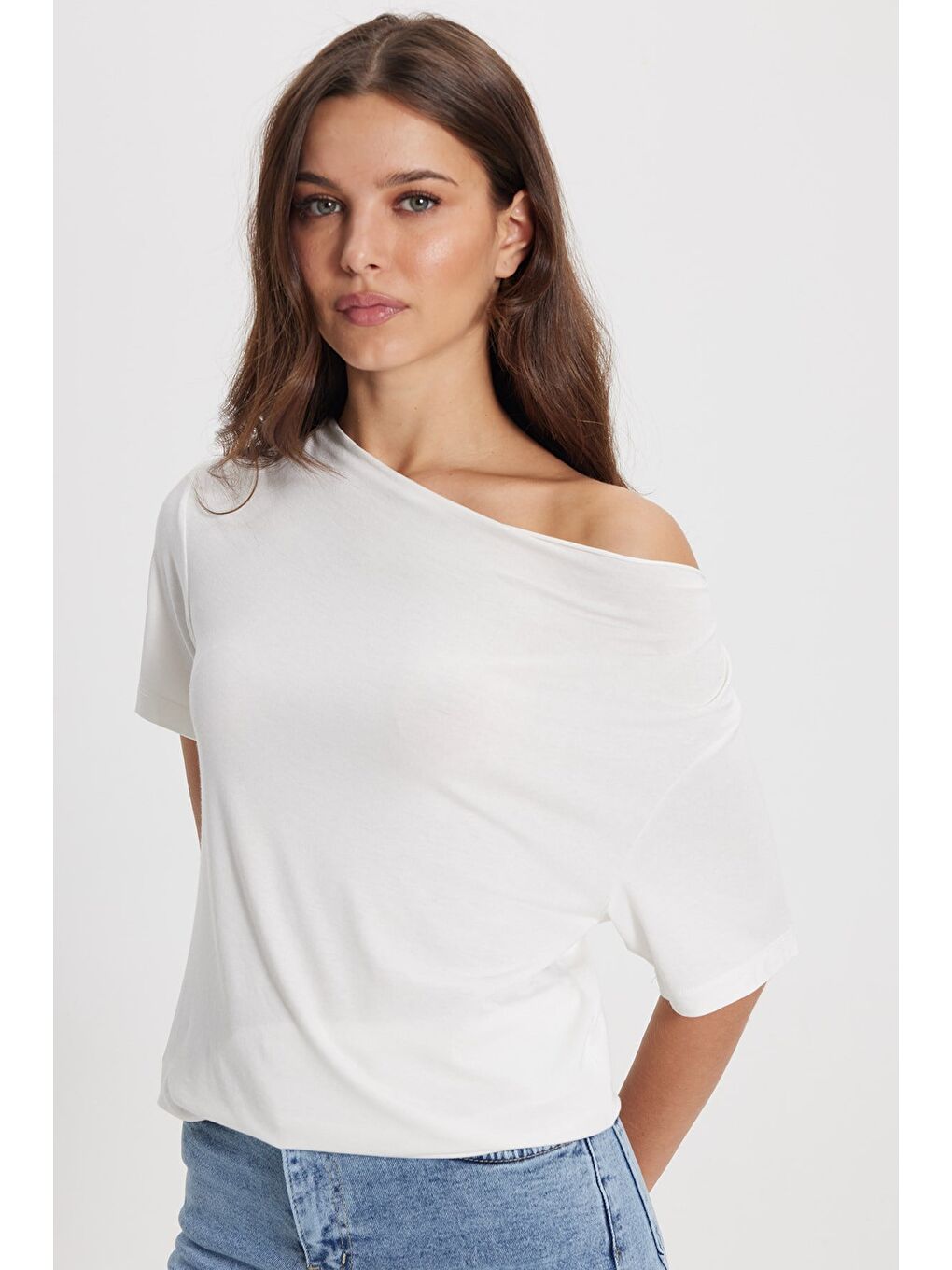 Kadın Oversize Rahat Kesim Asimetrik Yaka Kısa Kol Ekru Viskon Bluz-2