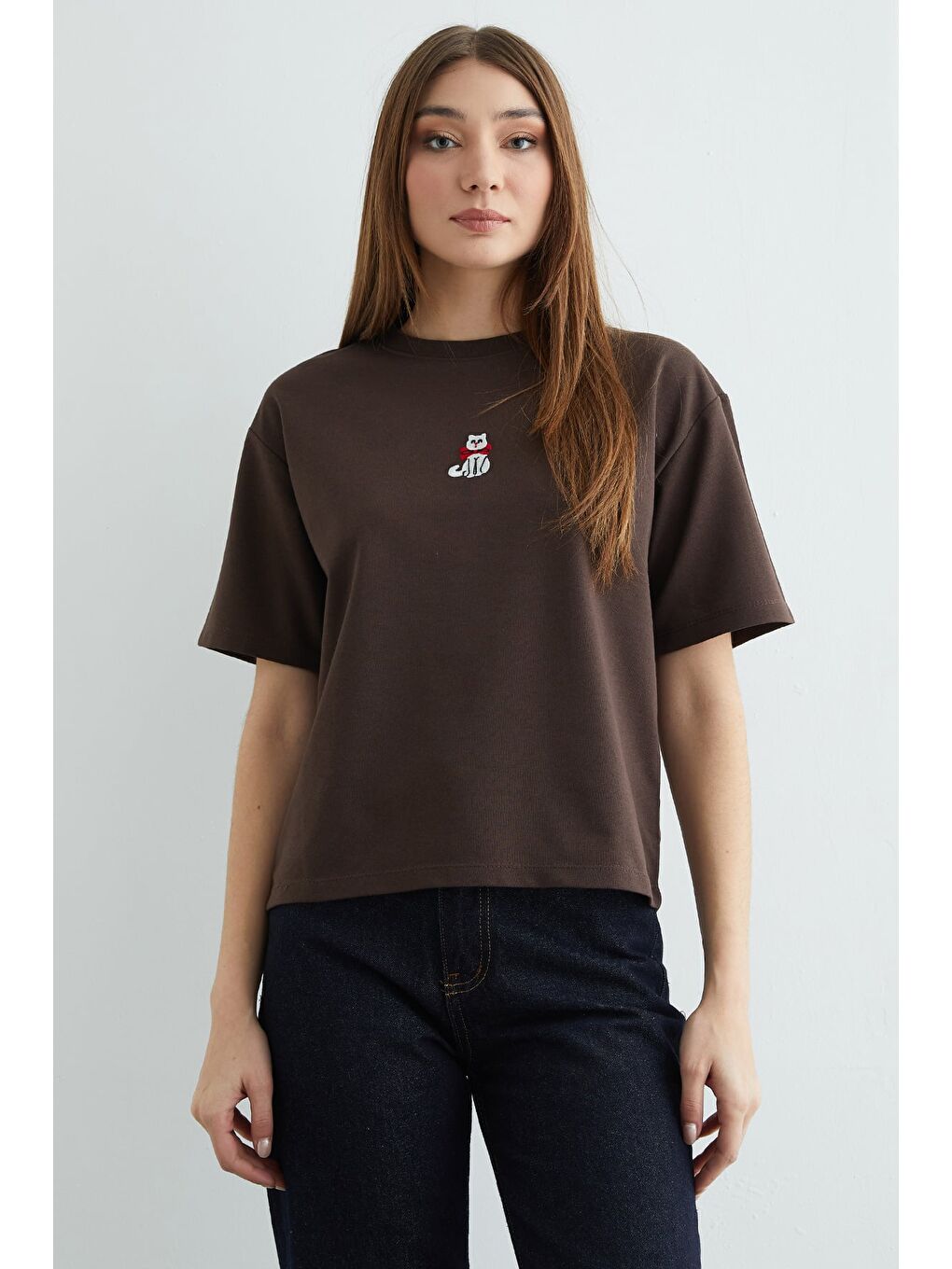 Kahverengi Kedi Nakışlı Bisiklet Yaka Salaş Tişört-1