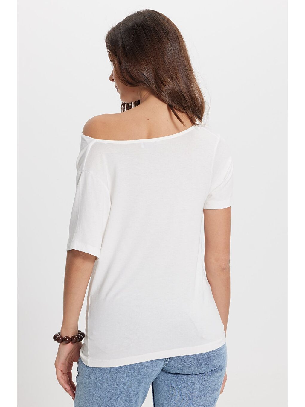 Kadın Oversize Rahat Kesim Asimetrik Yaka Kısa Kol Ekru Viskon Bluz-5
