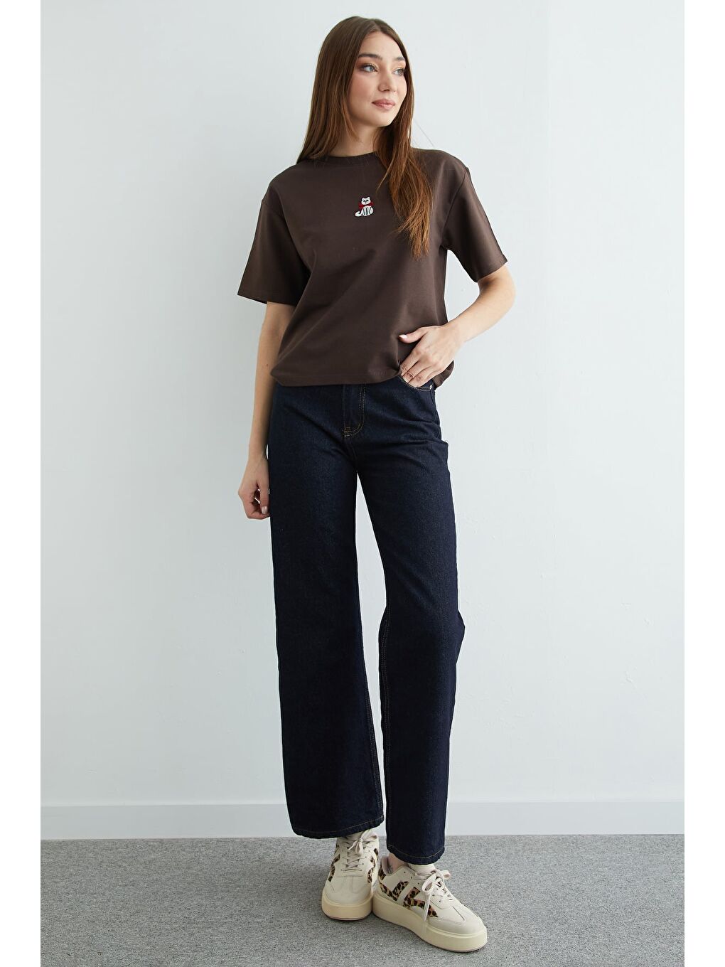 Kahverengi Kedi Nakışlı Bisiklet Yaka Salaş Tişört-3